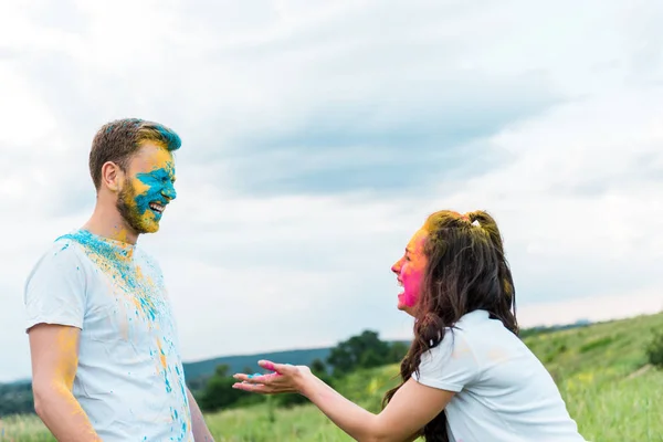 Feliz Hombre Mujer Con Holi Pintura Las Caras Dando Alta — Foto de Stock