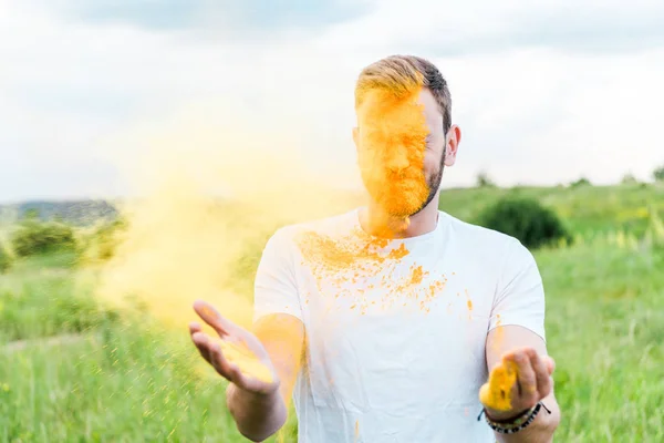 Joven Con Los Ojos Cerrados Cerca Salpicadura Pintura Holi Amarillo — Foto de Stock