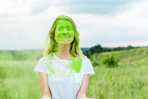 Gelukkige Jonge Vrouw Met Groene Holi Verf Gezicht — Stockfoto