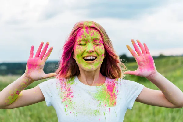 Mulher Alegre Com Olhos Fechados Pintura Holi Rosa Mãos Gesticulando — Fotografia de Stock