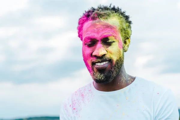 Αφρικανός Αμερικανός Άνθρωπος Λευκό Μπλουζάκι Και Πολύχρωμα Holi Ζωγραφίζει Στο — Φωτογραφία Αρχείου