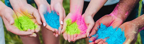 Tiro Panorâmico Amigos Multiculturais Segurando Tintas Holi Coloridas Mãos — Fotografia de Stock