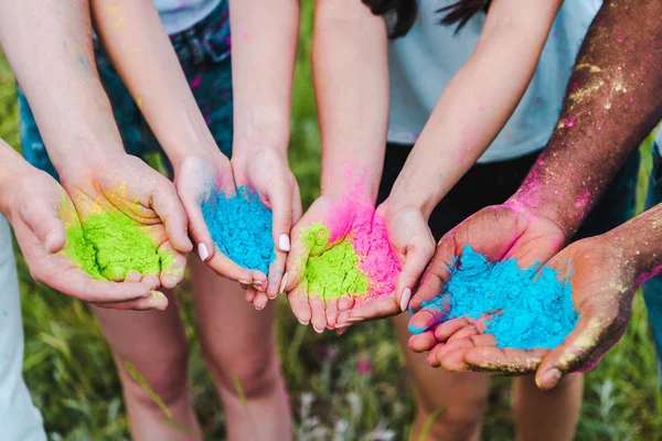 Vista Cortada Amigos Multiculturais Segurando Tintas Holi Coloridas Mãos — Fotografia de Stock