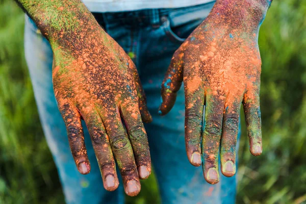 Ellerde Renkli Holi Boyalar Ile Afrikalı Amerikalı Adam Kırpılmış Görünümü — Stok fotoğraf