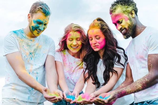 Boldog Lányok Közelében Multikulturális Férfiak Gazdaság Holi Festékek — Stock Fotó