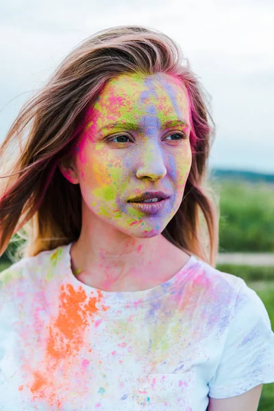 Jovem Atraente Com Tintas Holi Rosto — Fotografia de Stock