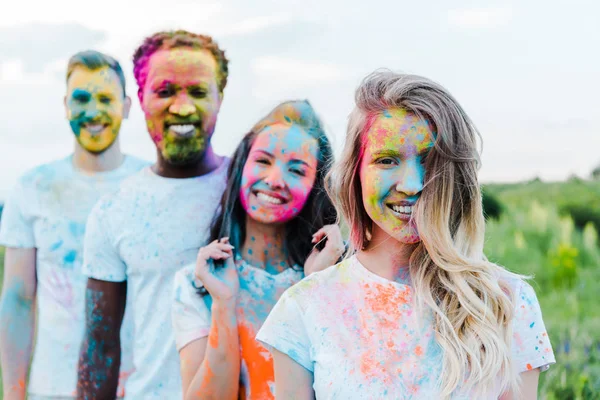 Concentrarea Selectivă Femeii Fericite Lângă Prietenii Multiculturali Vopsele Holi Fețe — Fotografie, imagine de stoc