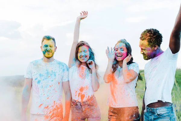 Donna Felice Gesticolando Vicino Amici Multiculturali Con Pitture Holi Sui — Foto Stock