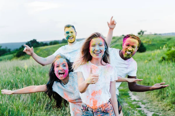 Selective Focus Woman Showing Thumb Multicultural Friends Holi Paints Faces — Stock Photo, Image