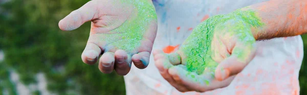 Plano Panorámico Hombre Joven Con Pinturas Holi Las Manos — Foto de Stock