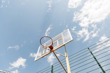 bulutlar ile mavi gökyüzü altında basketbol backboard alt görünümü