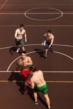 basketbol sahasında topu ile dört gömleksiz basketboloyuncuları havai görünümü