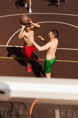 basketbol sahasında topu ile basketbol oyuncularının havai görünümü