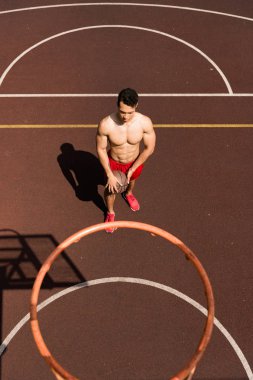 basketbol sahasında topu ile seksi gömleksiz karışık yarış basketboloyuncusu havai görünümü