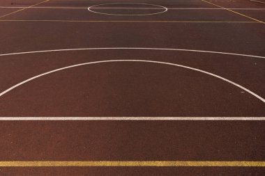 kahverengi oyun yüzeyinde sarı ve beyaz çizgiler üzerinde basketbol sahası