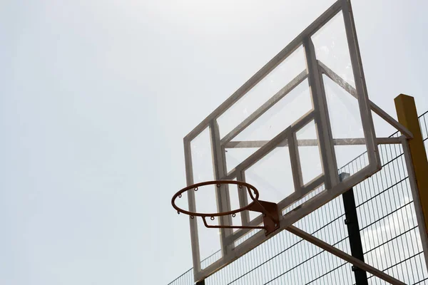 Μπάσκετ Στεφάνι Στο Γήπεδο Μπάσκετ Κάτω Από Τον Ουρανό Την — Φωτογραφία Αρχείου