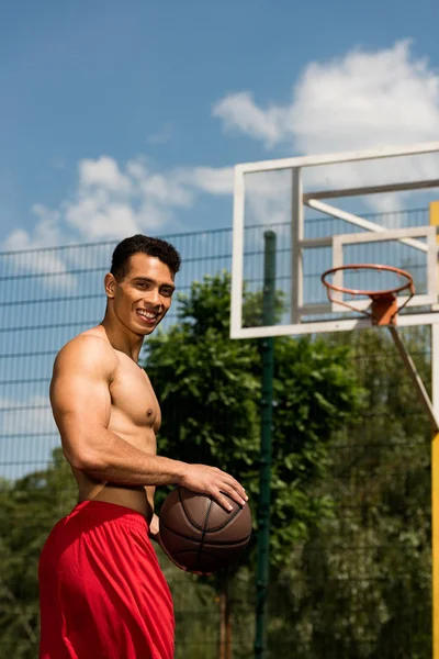 Shirtless Mixed Race Basketball Player Ball Looking Camera Basketball Court — Stock Photo, Image