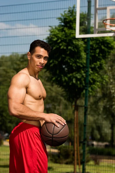 Basketbol Sahasında Kameraya Bakarak Topu Ile Gömleksiz Karışık Yarış Basketbol — Stok fotoğraf