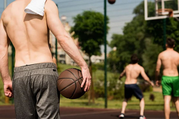 在阳光明媚的日子里 篮球运动员在篮球场上带球的部分视图 — 图库照片