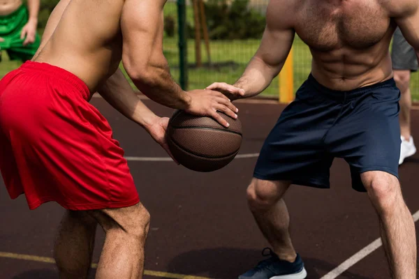Teilansicht Hemdloser Sportler Beim Basketballspielen Auf Dem Basketballplatz — Stockfoto