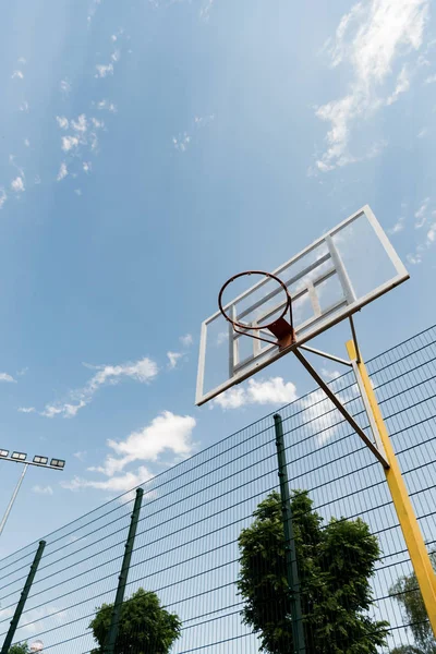 Pohled Zadní Vrásky Basketbalové Desce Pod Modrým Nebem Mraky — Stock fotografie