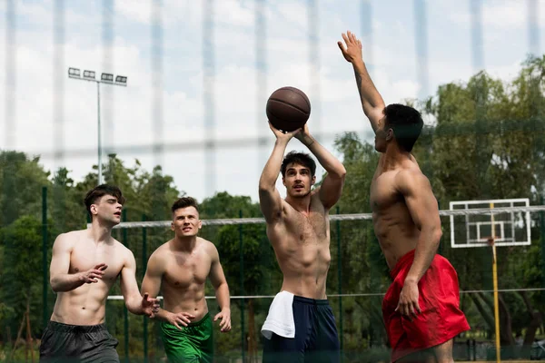 Basketbol Sahasında Basketbol Oynayan Gömleksiz Sporcuların Seçici Odak — Stok fotoğraf
