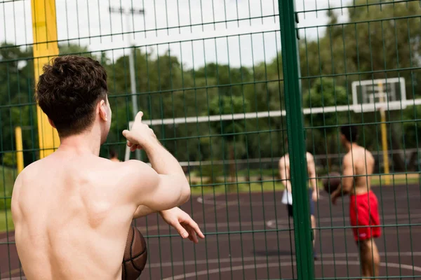 Back View Shirtless Basketball Player Ball Looking Friends Pointing Finger — Stock Photo, Image