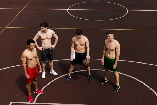 Vista Aérea Cuatro Jugadores Baloncesto Sin Camisa Con Pelota Cancha — Foto de Stock