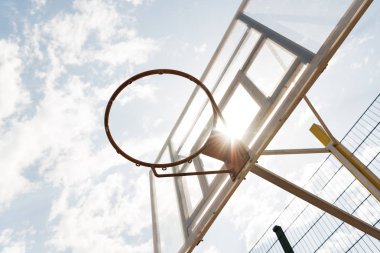 güneşli bir günde bulutlar ile mavi gökyüzü altında basketbol backboard alt görünümü