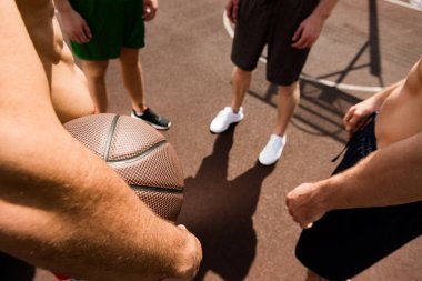 basketbol sahasında topu ile dört sporcunun kırpılmış görünümü