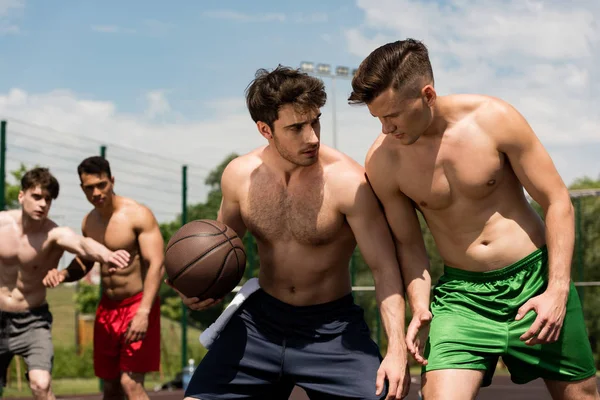 Рубашек Мускулистые Спортсмены Играют Баскетбол Баскетбольной Площадке Голубым Небом — стоковое фото