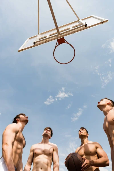 Vista Inferior Deportistas Sin Camisa Jugando Baloncesto Bajo Cielo Azul — Foto de Stock