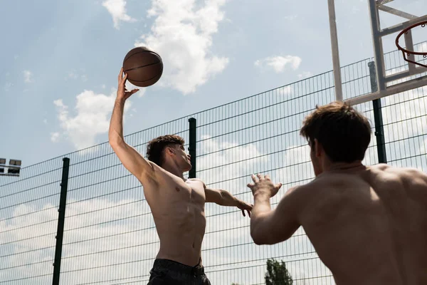 Két Szexi Félmeztelen Sportolók Kosárlabdázni Alatt Kék Kosárlabda Pálya — Stock Fotó