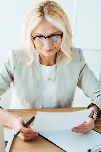 Selektiver Fokus Der Frau Der Brille Die Papier Amt Hält — Stockfoto