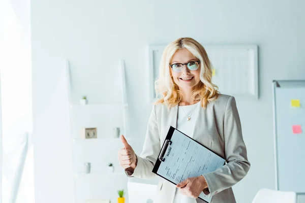 Vrolijke Blonde Vrouw Glazen Die Duim Omhoog Toont Terwijl Hij — Stockfoto