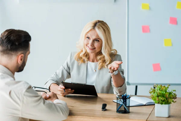 Selective Focus Cheerful Woman Holding Clipboard Gesturing Employee — Stock Photo, Image