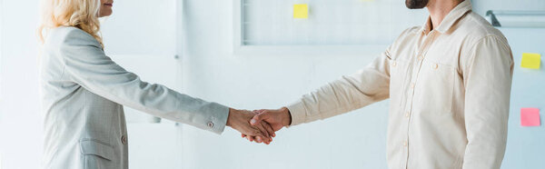 Plan Panoramique Recruteur Employé Serrant Main Bureau — Photo