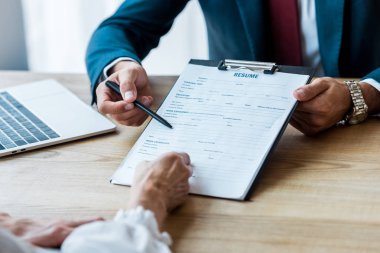 pano ve kadın yakınında kalem tutan İşveren kırpılmış görünümü 