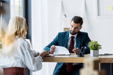 sarışın çalışan bakarak yakışıklı İşveren seçici odak 