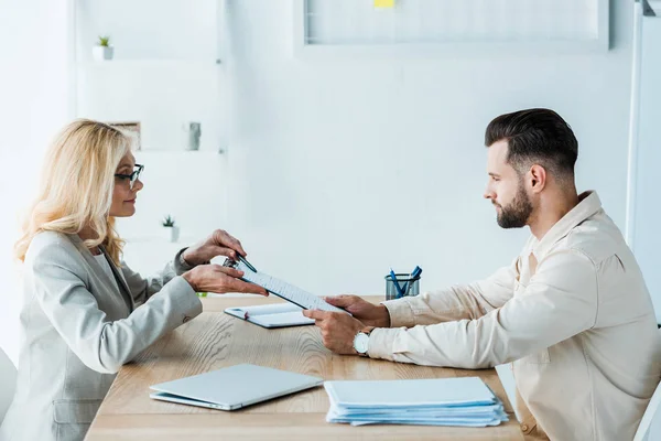 Selective Focus Handsome Bearded Man Taking Clipboard Recruiter — Stock Photo, Image