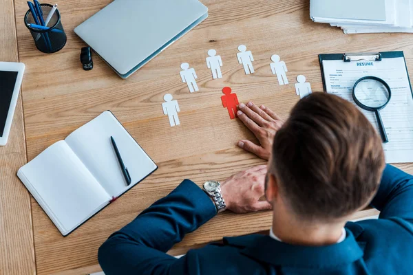 Top Aanzicht Van Mens Buurt Van Papier Menselijke Vormen Tafel — Stockfoto