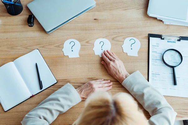 Top View Blonde Recruiter Paper Human Head Shapes Question Marks — Stock Photo, Image