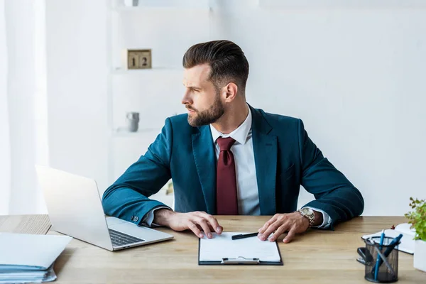 Recrutador Confiante Sentado Perto Laptop Mesa Madeira — Fotografia de Stock