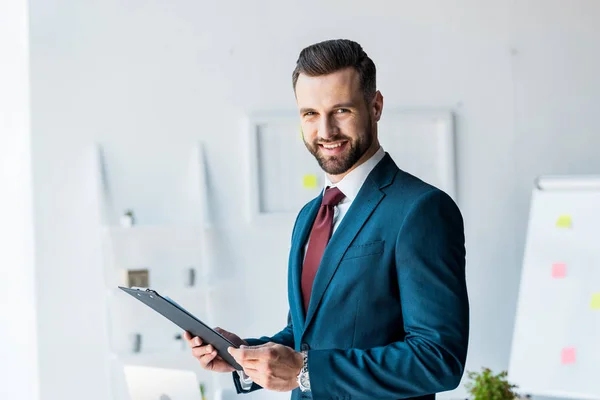 Cheerful Bearded Man Suit Holding Clipboard Office — Stock Photo, Image