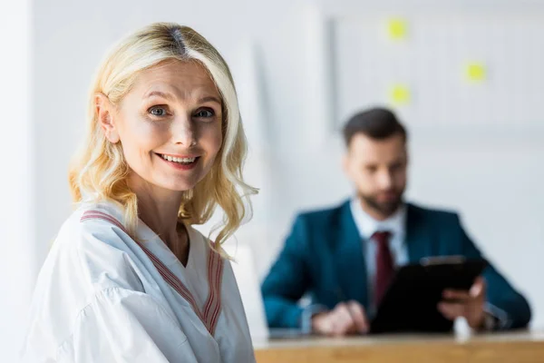 Enfoque Selectivo Empleado Rubia Feliz Cerca Del Reclutador — Foto de Stock