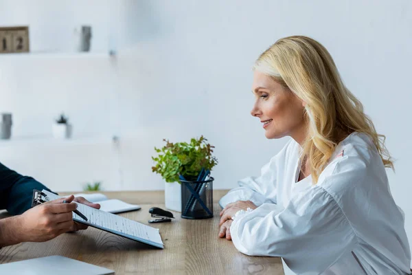 Vue Recadrée Employé Tenant Presse Papiers Stylo Près Femme Blonde — Photo