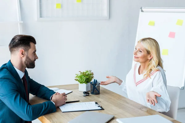 Attraktiv Blond Anställd Visar Axelryckning Gest Nära Handsome Rekryterare — Stockfoto