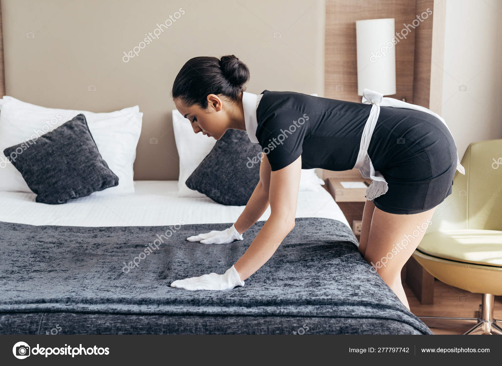 Femme Ménage Dans Tablier Gants Blancs Lit Nettoyage Dans Chambre image  libre de droit par IgorVetushko © #277798300