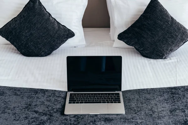 Laptop Blank Screen Bed Hotel Room — Stock Photo, Image