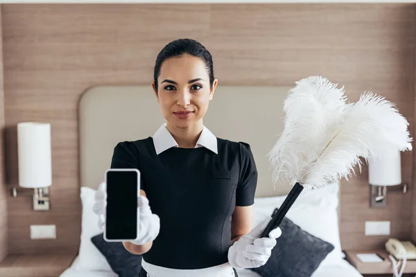 Vorderansicht Des Lächelnden Dienstmädchens Weißen Handschuhen Mit Staubwedel Und Smartphone — Stockfoto